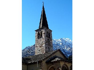 Photo Church Tower With Mountain In Background Building