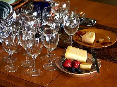 Photo Wine Glasses And Cheese Interior