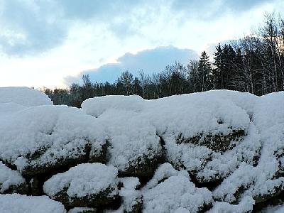 Photo Stone Wall With Snow Landscape