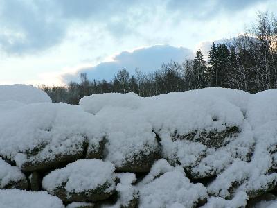 Photo Big Stone Wall With Snow Landscape